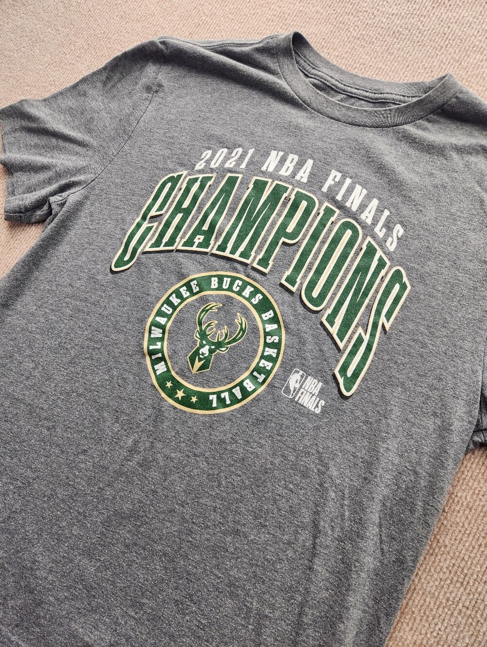 Fanatics Men's L Milwaukee Bucks Gray NBA Finals 2021 Champions T-shirt